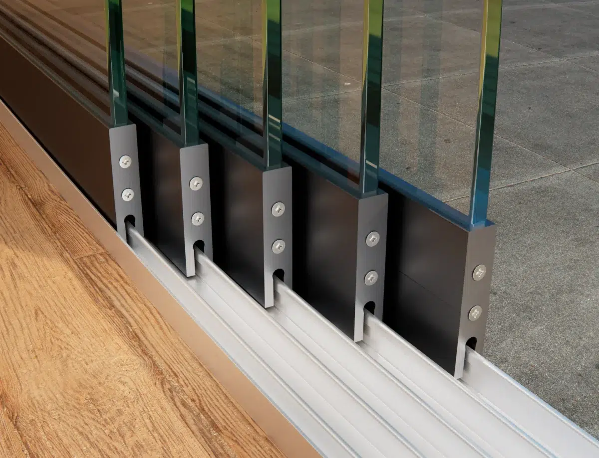 Miri brielle - MiRi is gespecialiseerd in hoogwaardige kozijnen, overkappingen, rolluiken en raamdecoratie. Met een focus op kwaliteit en vakmanschap bieden wij oplossingen die perfect aansluiten bij jouw wensen. - 5-Rail Glazen Schuifwand tot 4820 mm breed (5x 980mm glas)