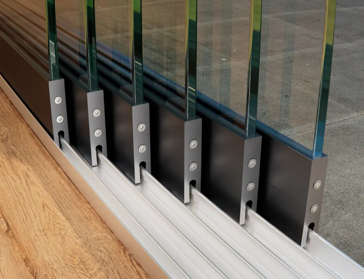 Miri brielle - MiRi is gespecialiseerd in hoogwaardige kozijnen, overkappingen, rolluiken en raamdecoratie. Met een focus op kwaliteit en vakmanschap bieden wij oplossingen die perfect aansluiten bij jouw wensen. - 6-Rail Glazen Schuifwand tot 5300 mm breed (6x 900mm glas)